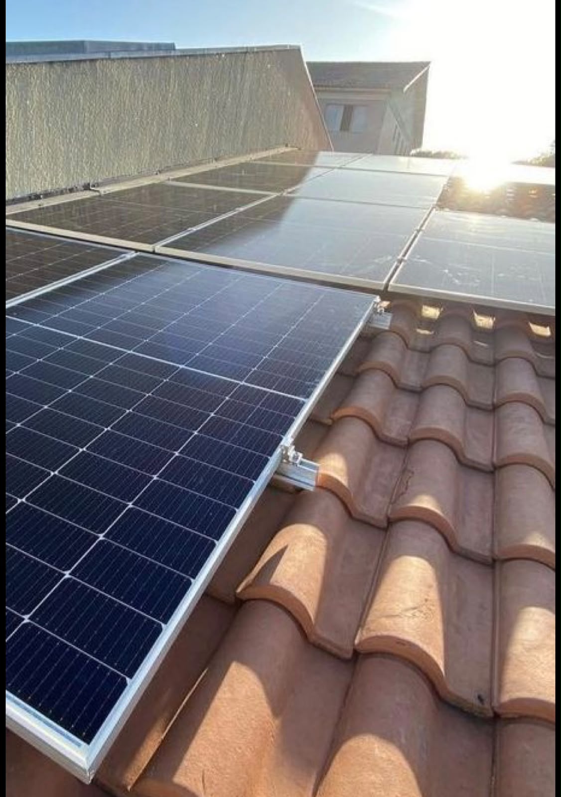 Painéis solares instalados em telhado de telha