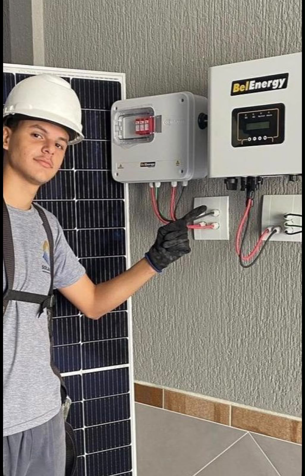 Técnico a ligar o inversor solar